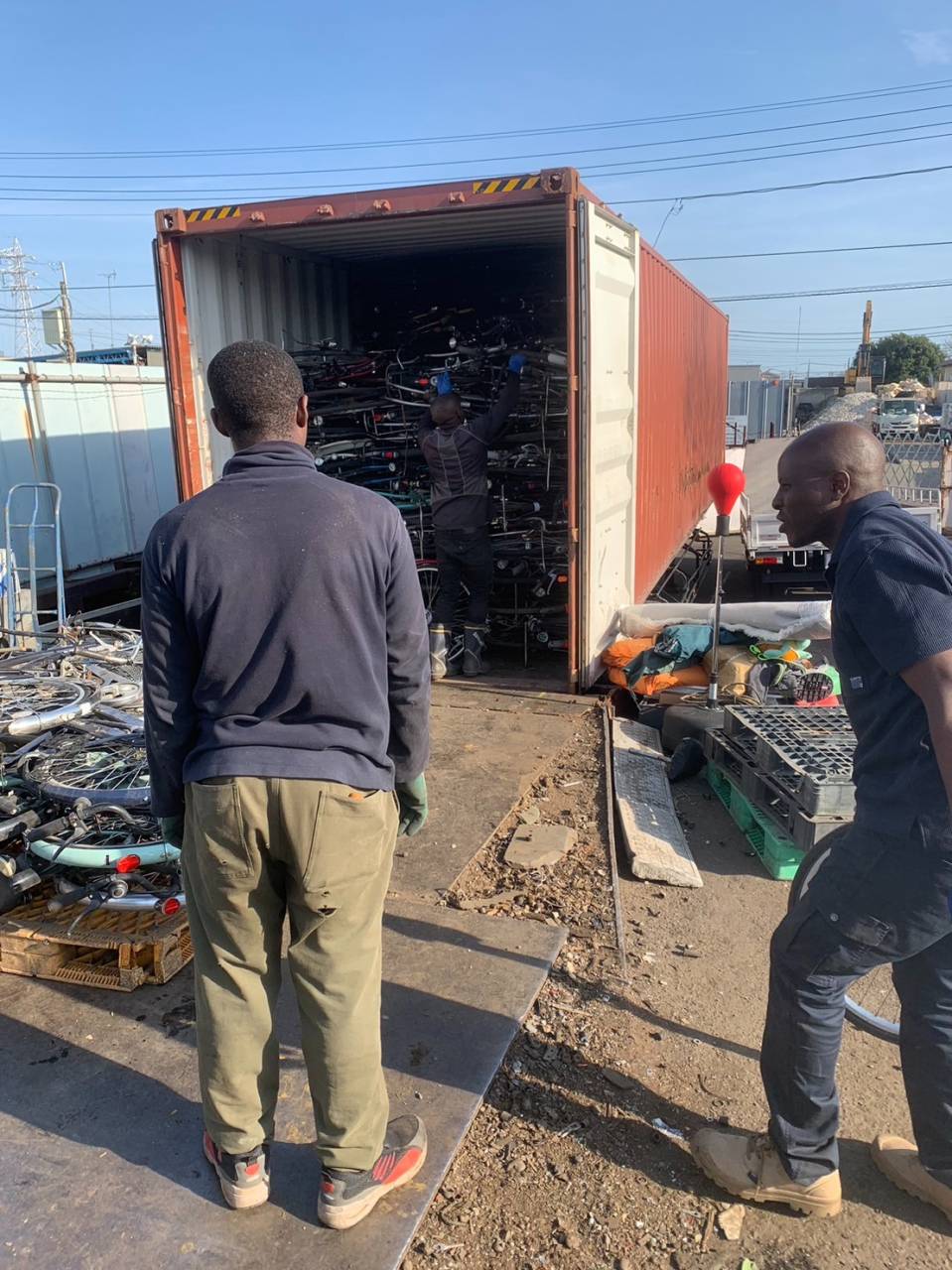 【バン詰 】 Vanning 輸出コンテナの詰め込み作業！ ブログ 神奈川の不用品回収ならPEACETRADING